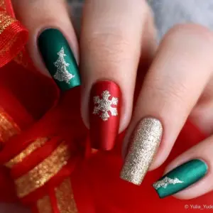 Новогодний маникюр красный с зеленым