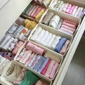 Организация детских вещей в комоде