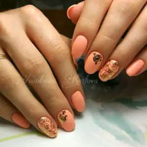 Персиковые ногти с золотом