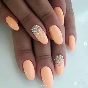 Персиковые ногти со стразами