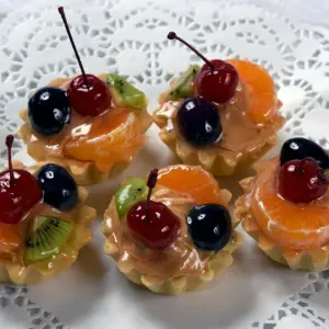 Пирожное песочное корзиночка с желе и фруктами