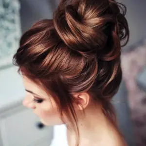 Прическа messy bun