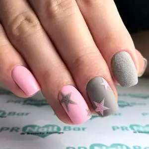 Серо-розовый маникюр