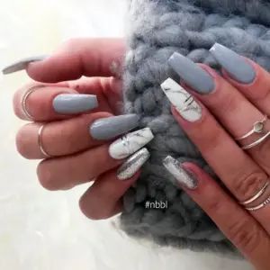 Серый мраморный маникюр
