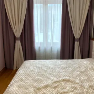 Шторы в бежевую спальню