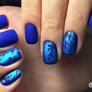 Синий матовый маникюр с фольгой