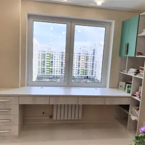 Стол у окна для школьника
