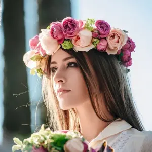Свадебное платье с венком на голове