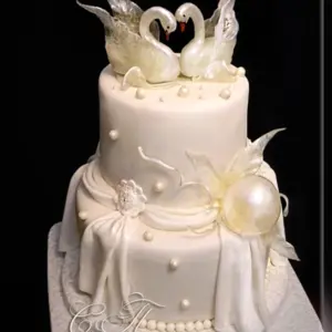 Свадебный торт двухъярусный с лебедями и кольцами