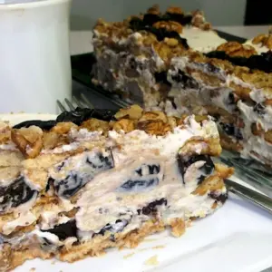 Торт безе с черносливом и орехами