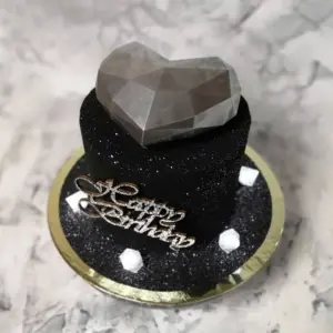 Торт с декором бриллиант