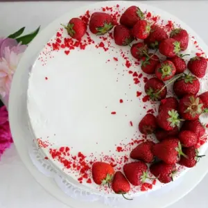Торт с клубникой