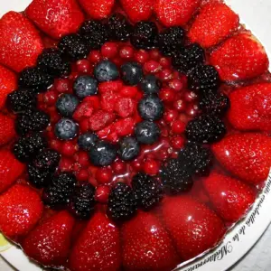 Торт с клубникой и ежевикой