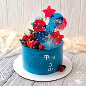 Торт с леденцами и ягодами для мальчика