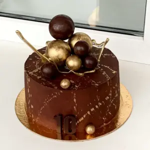 Торт с шоколадными шарами