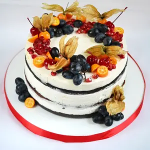 Украшение торта физалисом и ягодами