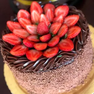 Украшение торта клубникой и шоколадом