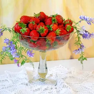 Ваза с клубникой