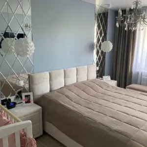 Зеркальное панно в спальне