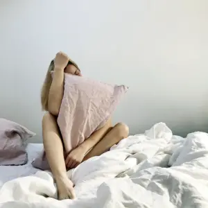 Женщина на кровати