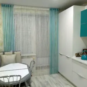 Бирюзовые шторы на кухне