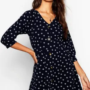 Boohoo черное платье в горошек