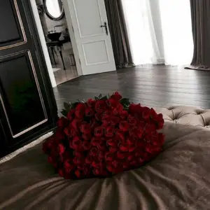 Букет красных роз на полу