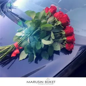 Букет цветов на капоте машины