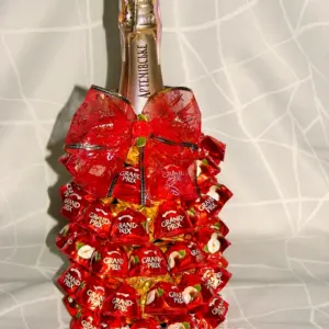 Бутылка шампанского декорированная конфетами