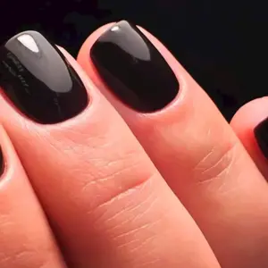 Черные короткие ногти