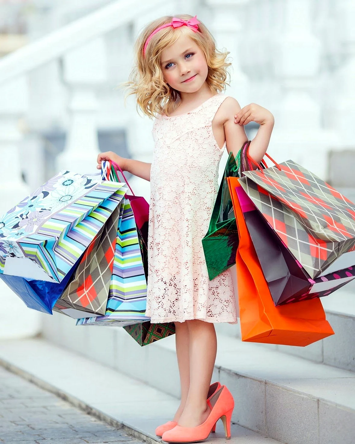 Babies shopping. Стильная детская одежда. Детский шоппинг. Модные девочки. Дети с покупками.