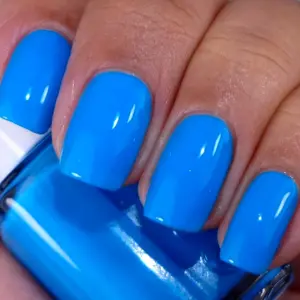 Ярко голубые ногти