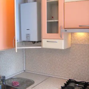 Интерьер кухни 5м.кв с газовой колонкой155на2м
