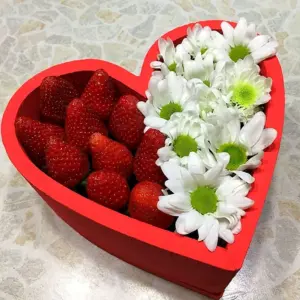 Клубника и цветы в коробке