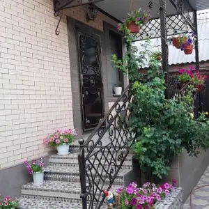 Клумба у крыльца