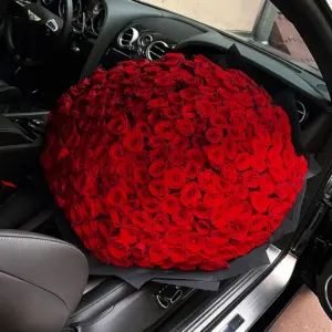 Красные розы в салоне машины