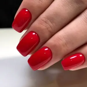 Красный маникюр однотонный