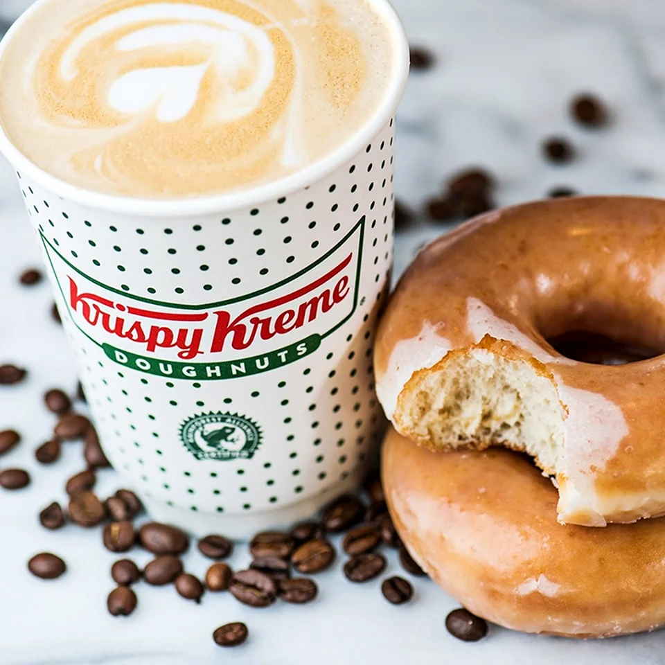 Пончики krispy. Пончики Krispy Kreme. Банановый пончик Krispy Kreme. Krispy Kreme коробка. Crispy Cream пончики.