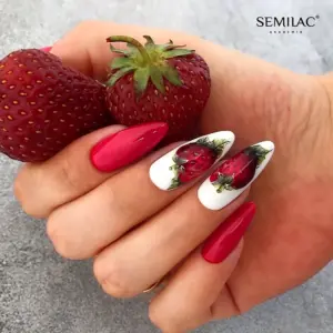 Летний маникюр с клубникой