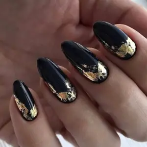 Маникюр чёрный с золотом