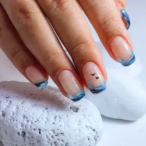 Маникюр на море