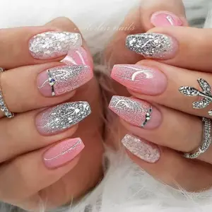 Маникюр розовый с блёстками
