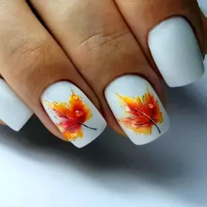 Маникюр с кленовым листочком