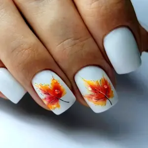 Маникюр с кленовым листочком