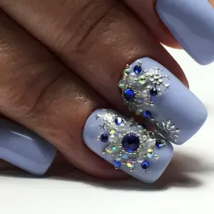 Маникюр со снежинками и стразами
