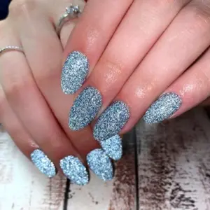 Маникюр со светоотражающим лаком