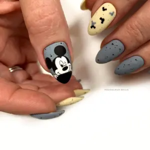 Микки на ногтях