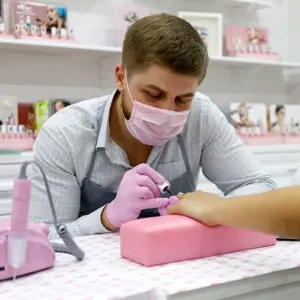 Мужчина маникюрщик