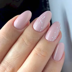 Нежный маникюр на короткие ногти овальной формы