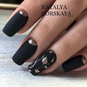 Ногти чёрные матовые с золотом
